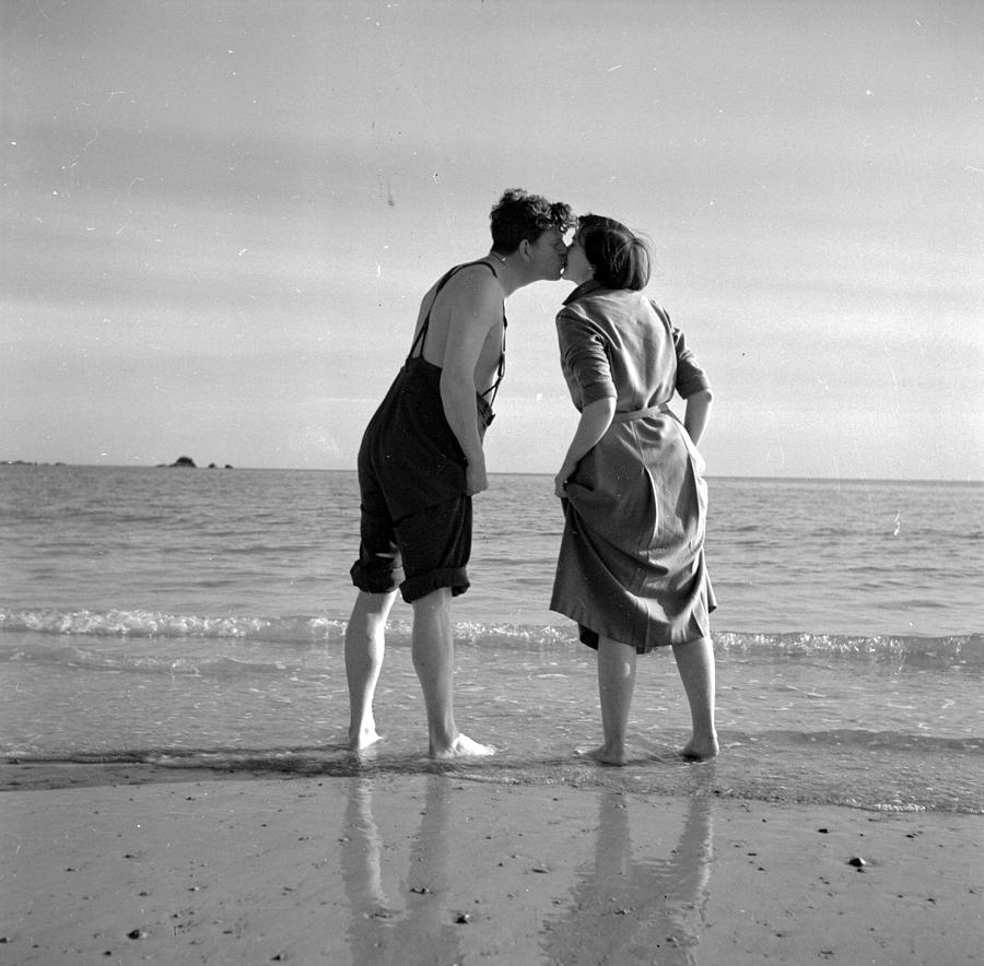 Honeymoon Kiss Photograph by Haywood Magee