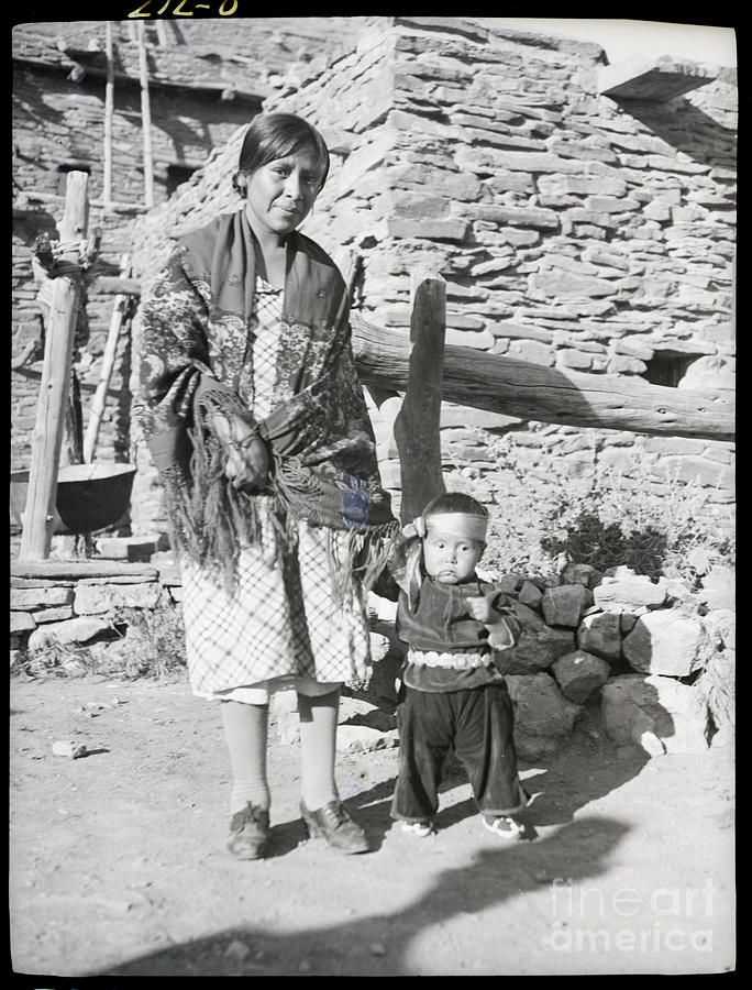 Hopi Mother And Child Photograph by Bettmann