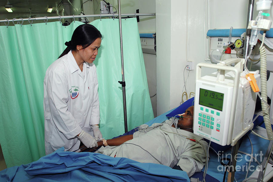 Hospital Patient Photograph by Medicimage / Science Photo Library
