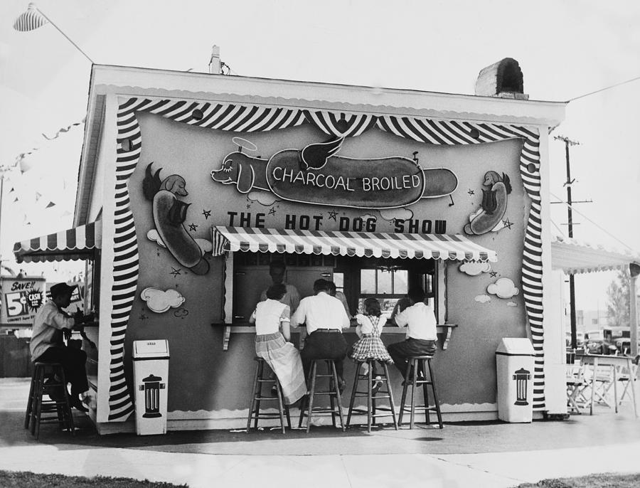 Hot Dog Stand At Los Angeles In Photograph by Keystone-france