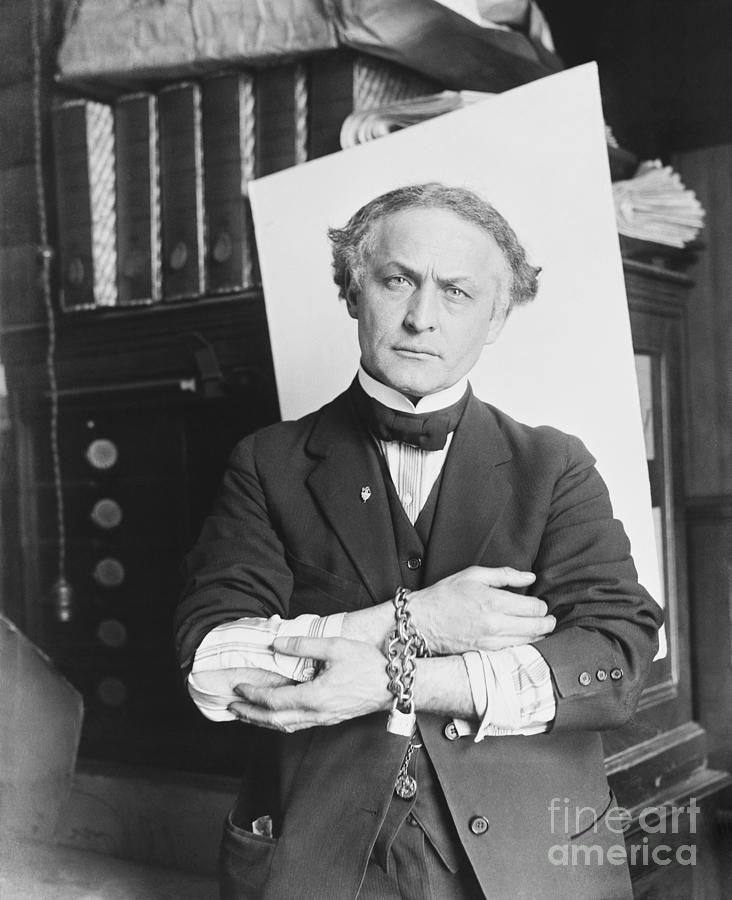 Houdini Showing How To Escape Handcuffs Photograph by Bettmann