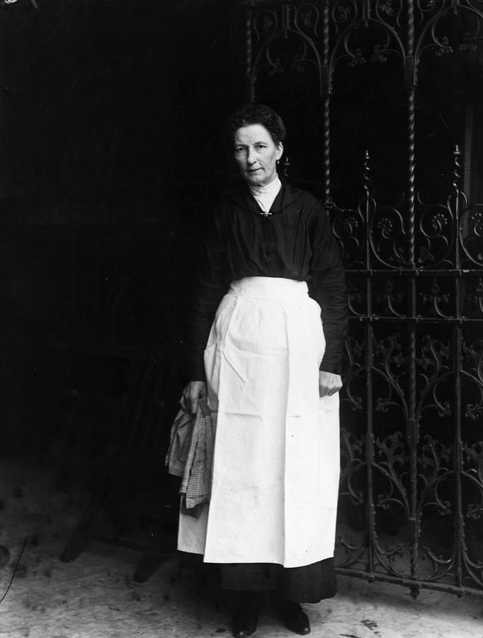 Housemaid Photograph by Hulton Archive