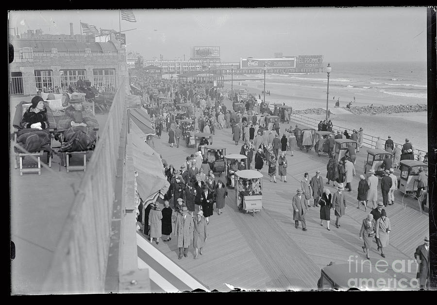 Huge Crowd Turns Out At Atlantic City Photograph by Bettmann