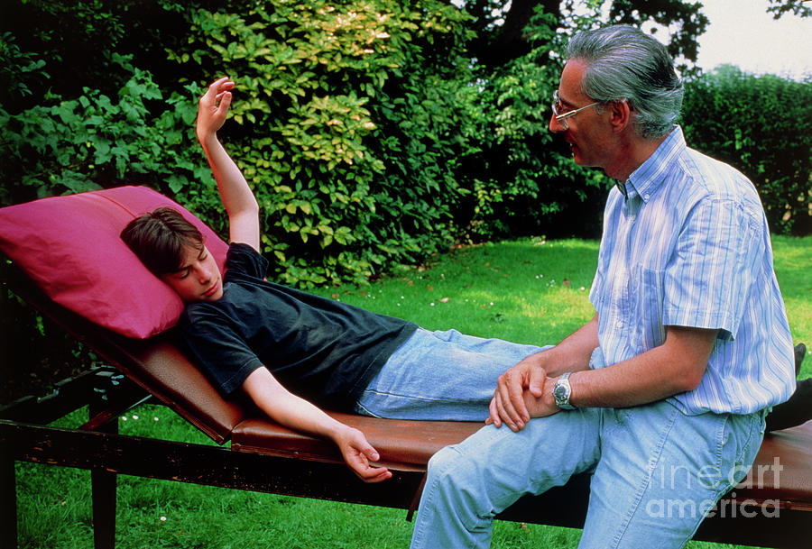 Hypnotherapist With Young Male Subject Photograph by Francoise Sauze/science Photo Library