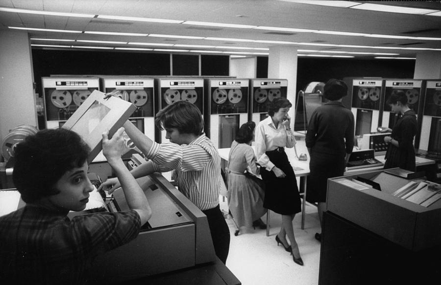 Ibm работа. Компьютер 1961. Лаборатория IBM. IBM техника. Информатика старые фото.
