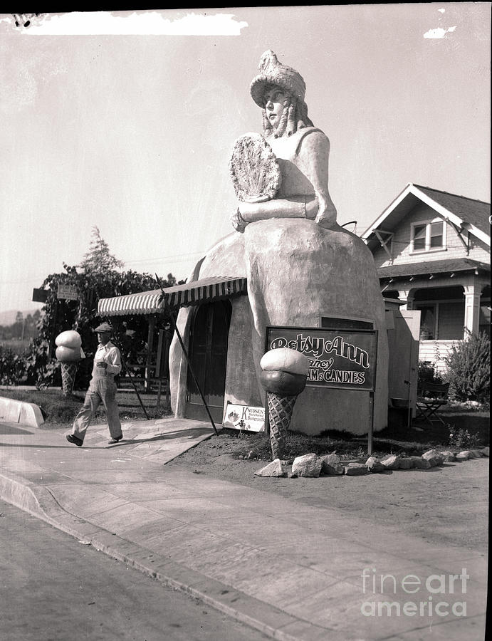 Ice Cream Stand In Shape Of Woman Photograph by Bettmann