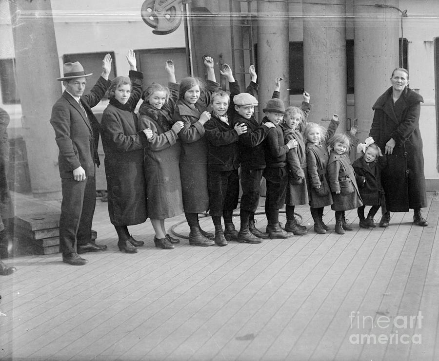 Ida Zahler And Her Eleven Children Photograph by Bettmann