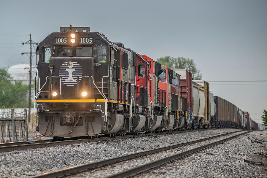 Illinois Central 1005 Leads A Southbound Cn Photograph