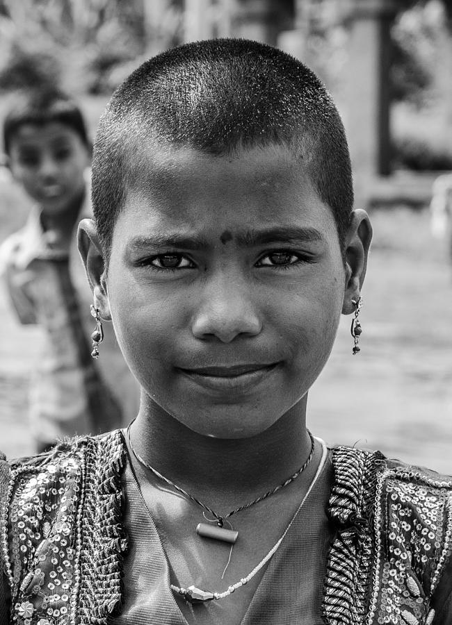 Portrait Photograph - Indian Girl by Ilan Amihai