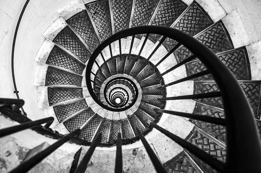 Inside The Arc De Triomphe De L\'Étoile Photograph by Dov Fuchs - Fine ...