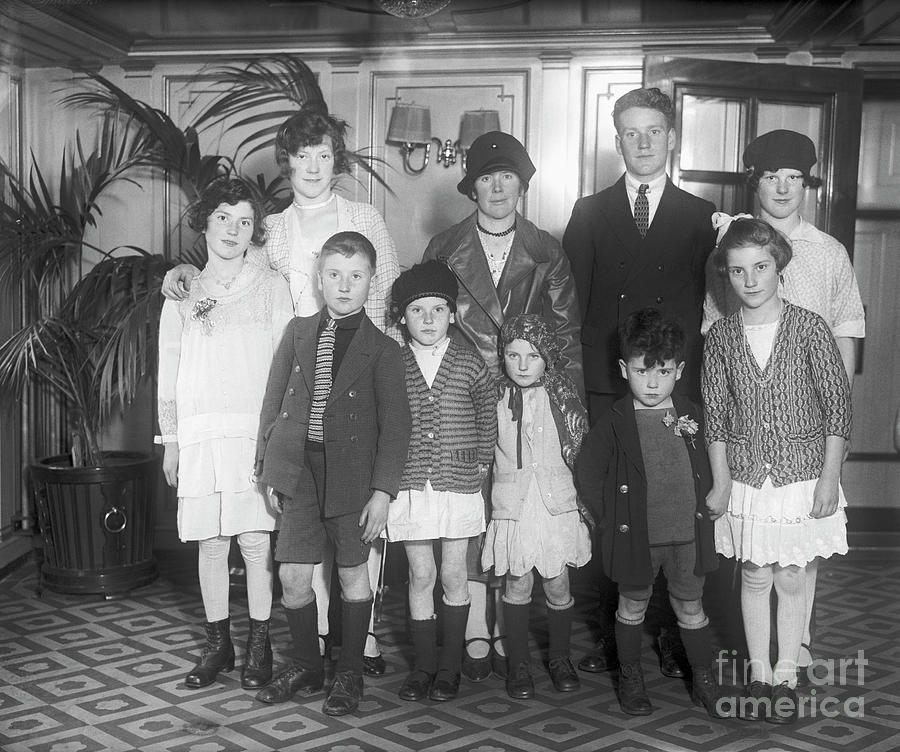 Irish Immigrant Family Arriving In New Photograph by Bettmann