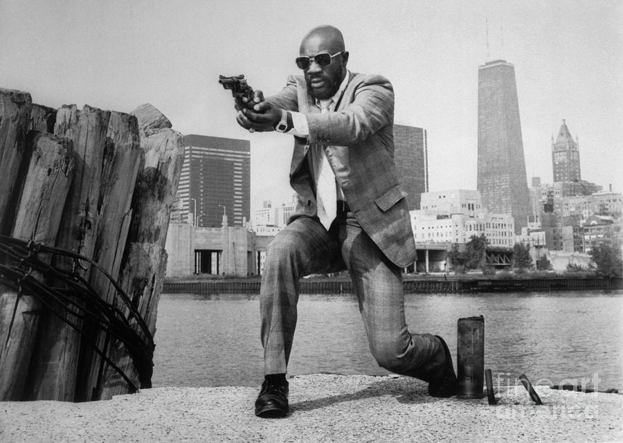 Isaac Hayes In Shooting Position Photograph by Bettmann