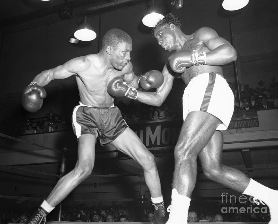Isaac Logart And Al Wilson Fighting Photograph by Bettmann