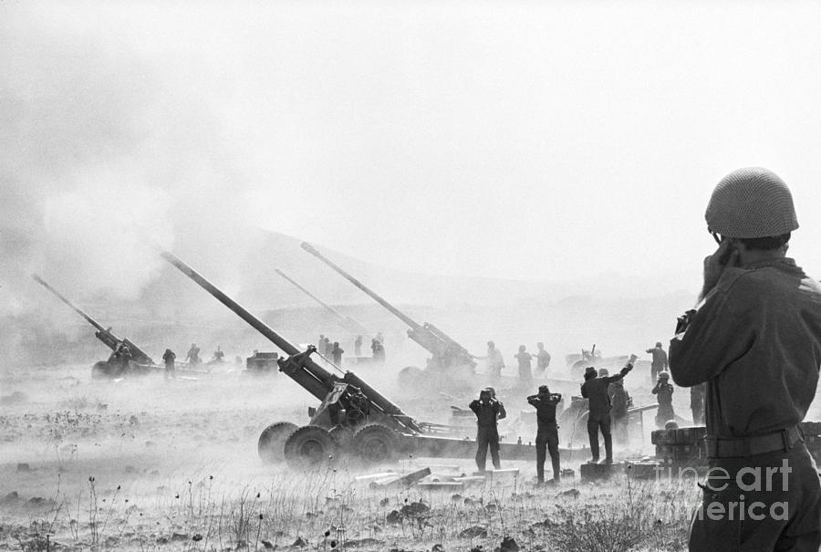 Israeli Armed Forces Firing Artillery Photograph by Bettmann