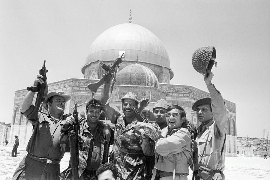 Israeli Soldiers By Dome Of The Rock Photograph by Bettmann