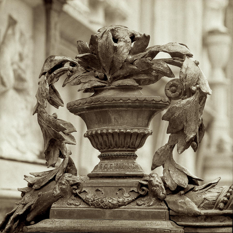 Vase Photograph - It1079 - Giardini Italiano II by Alan Blaustein