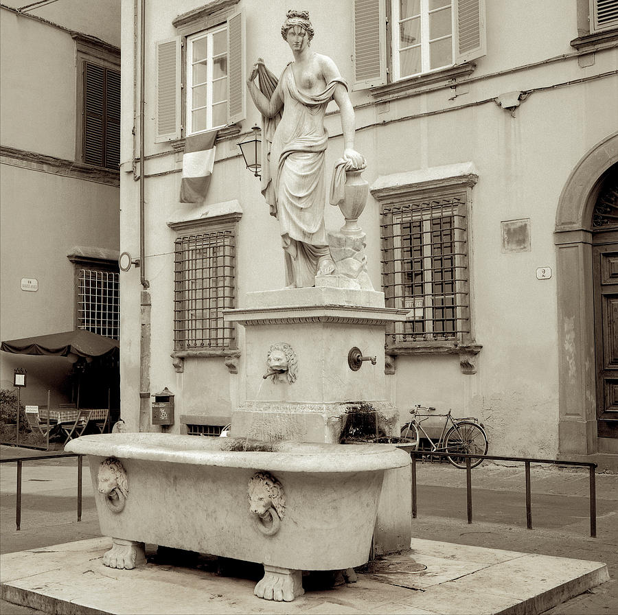 Fountain Photograph - It1563 - Lucca I by Alan Blaustein
