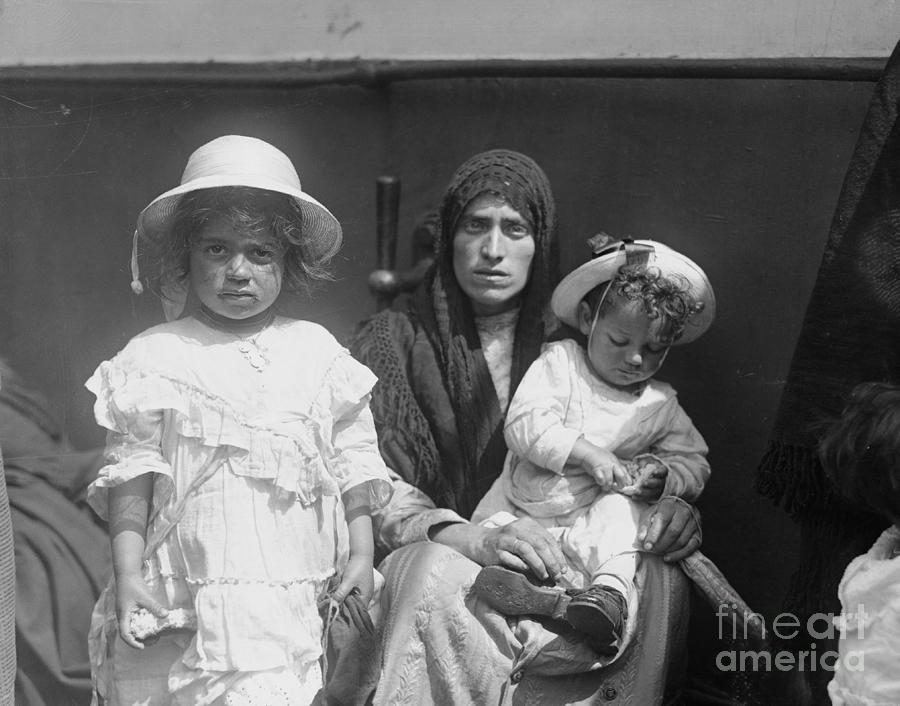 Italian Immigrants In 1921 Photograph by Bettmann