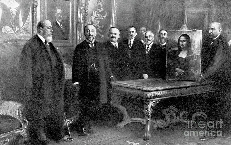 Italian Officials Transferring Mona Photograph by Bettmann