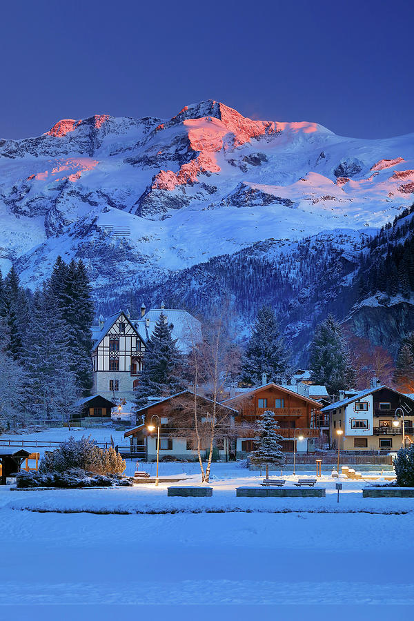 Italy, Aosta Valley, Aosta District, Alps, Valle Del Lys,  Gressoney-saint-jean, The Village And The Lyskamm Mountain (monte Rosa  Group) In Winter At