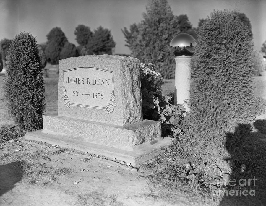 James Deans Headstone Photograph by Bettmann