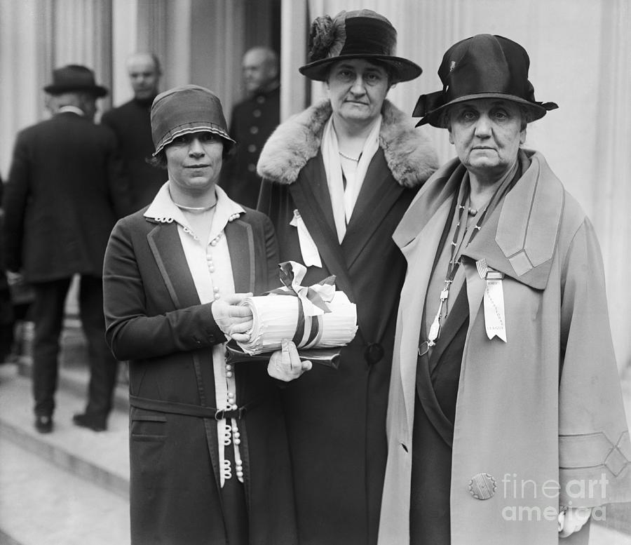 Jane Addams And Hull In Dc With Petition Photograph by Bettmann