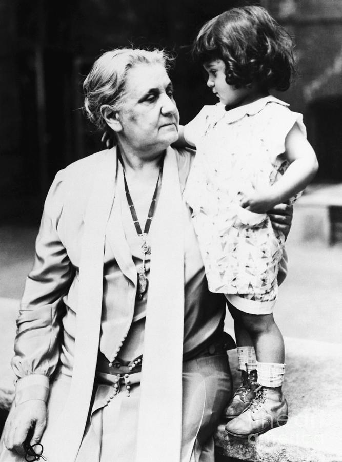 Jane Addams Holding Little Girl At Hull Photograph by Bettmann