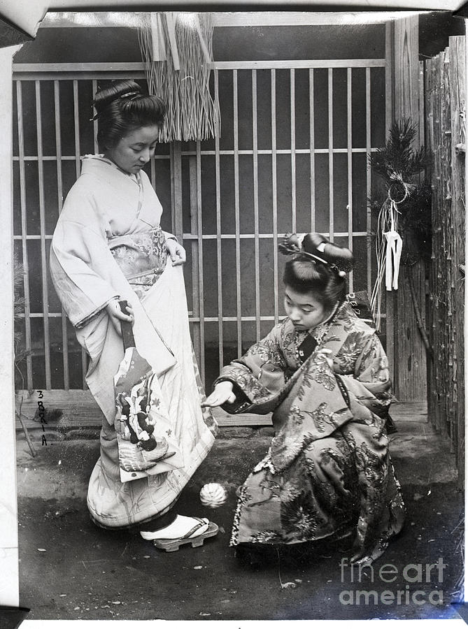 Japanese Girls In Traditional Clothes Photograph by Bettmann