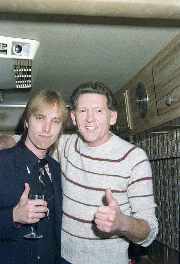 Music Photograph - Jerry Lee Lewis And Tom Petty Pose by Michael Ochs Archives