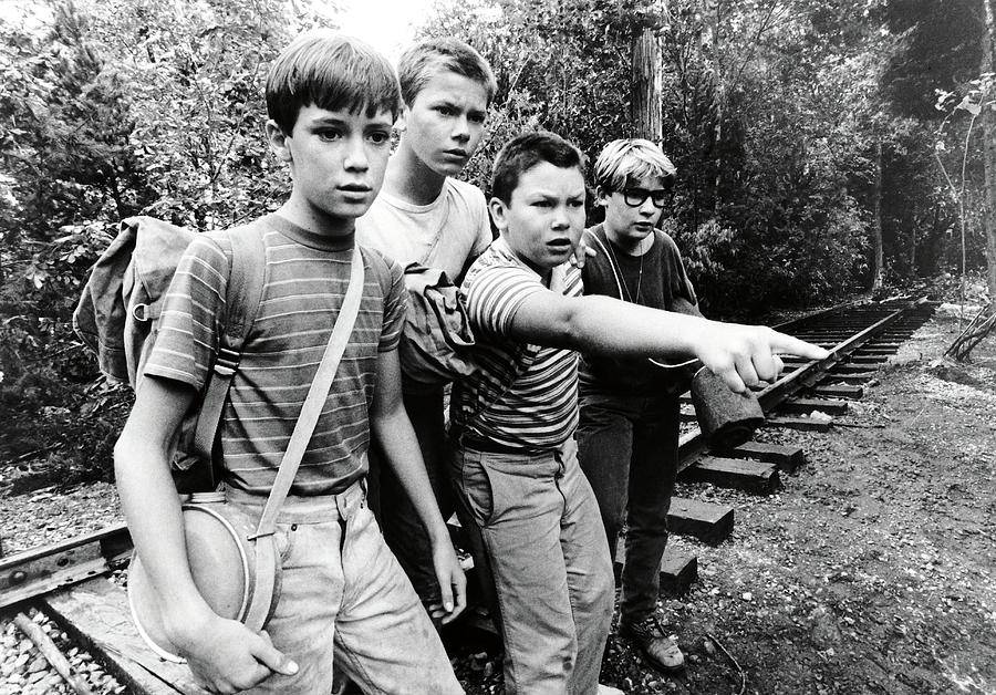 JERRY OCONNELL , RIVER PHOENIX , COREY FELDMAN and WIL WHEATON in STAND BY ME -1986-. Photograph by Album