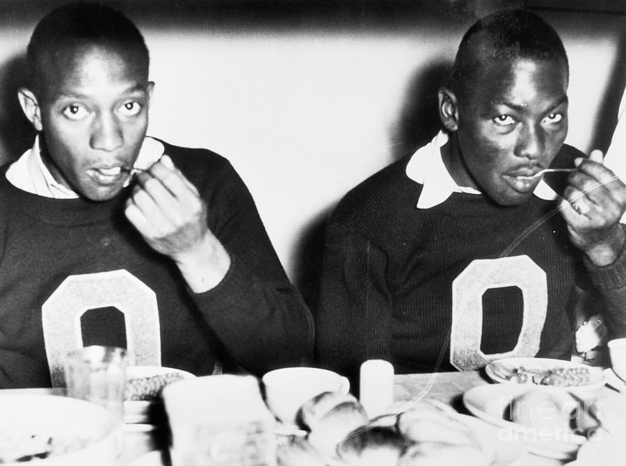 Jesse Owens And Dave Albritton Eating Photograph by Bettmann