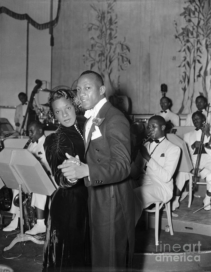 Jesse Owens Dancing With His Wife Photograph by Bettmann