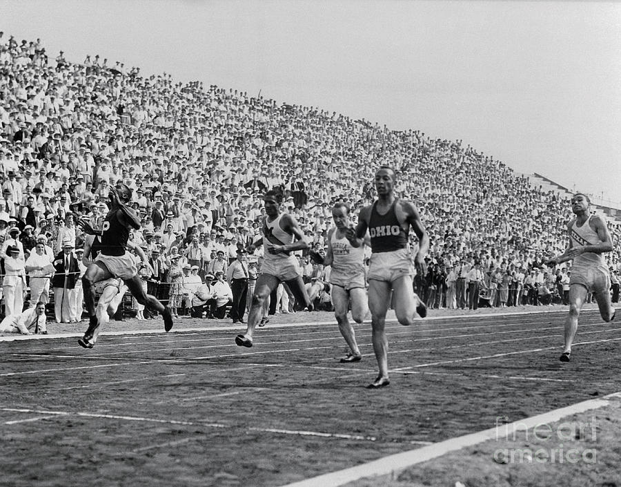 Jesse Owens With Other Runners Running Photograph by Bettmann