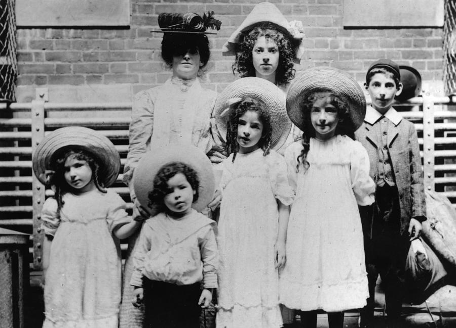 Jewish Immigrants Photograph by Hulton Archive