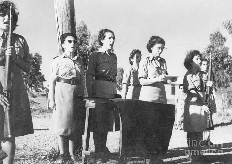 Jewish Women Accepting Oath Photograph by Bettmann