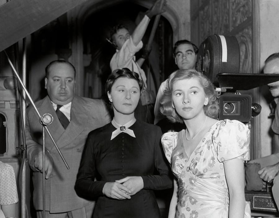 JOAN FONTAINE , JUDITH ANDERSON and ALFRED HITCHCOCK in REBECCA -1940-. Photograph by Album