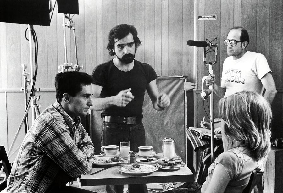 JODIE FOSTER , MARTIN SCORSESE and ROBERT DE NIRO in TAXI DRIVER -1976-. Photograph by Album