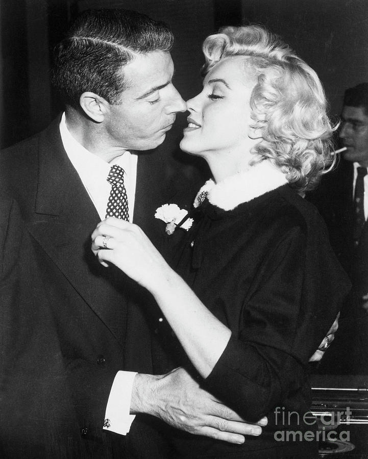 Joe Dimaggio And Marilyn Monroe Kiss Photograph by Bettmann