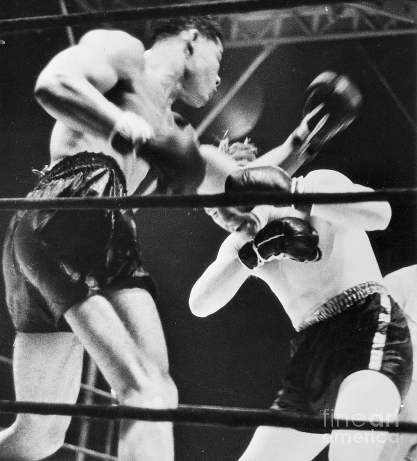 Joe Louis Punching Tommy Farr Photograph by Bettmann