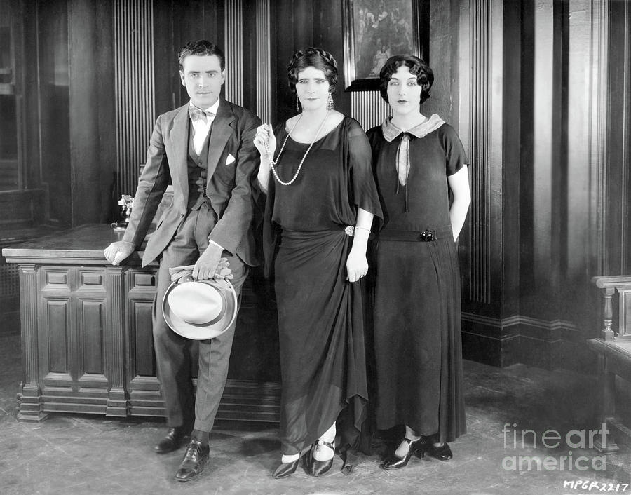 John Gilbert Photograph - John Gilbert Elinor Glyn Aileen Pringle 1924 by Sad Hill - Bizarre Los Angeles Archive John Gilbert Photograph - John Gilbert Elinor Glyn Aileen Pringle 1924 by Sad Hill - Bizarre Los Angeles Archive