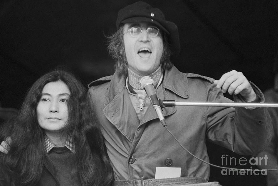 John Lennon And Yoko Ono At Antiwar Photograph by Bettmann