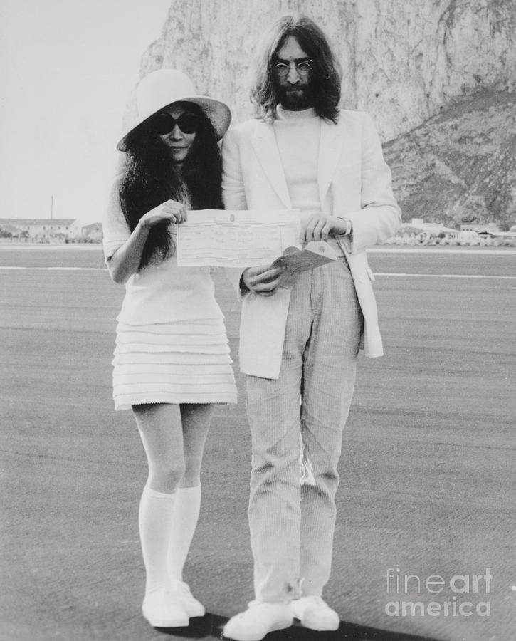 John Lennon And Yoko Ono Holding Photograph by Bettmann