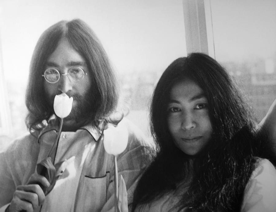 John Lennon And Yoko Ono Photograph by Keystone-france