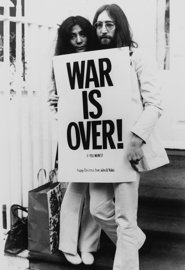 John Lennon And Yoko Ono Showing Photograph by Keystone-france