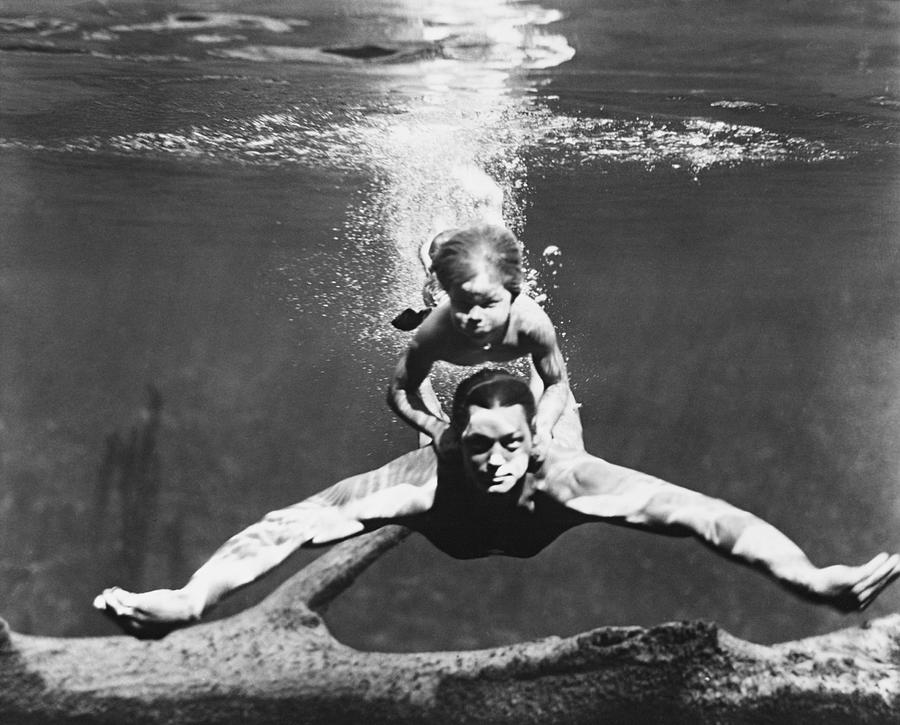 JOHNNY SHEFFIELD and JOHNNY WEISSMULLER in TARZAN FINDS A SON -1939-. Photograph by Album