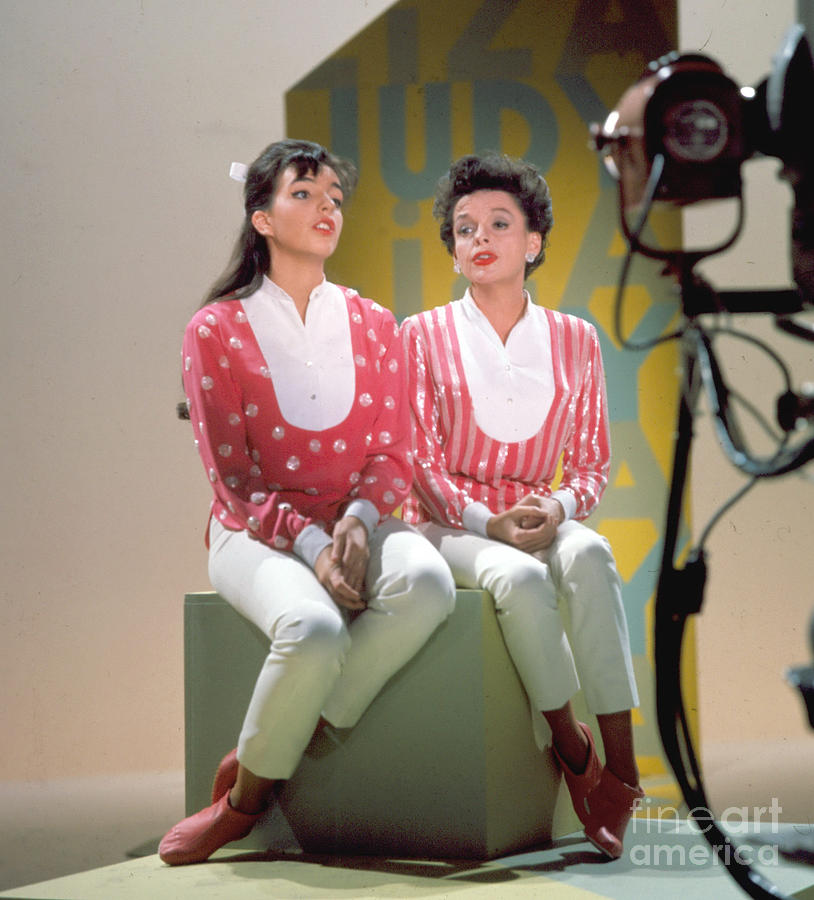Judy & Liza Perform Together Photograph by Cbs Photo Archive