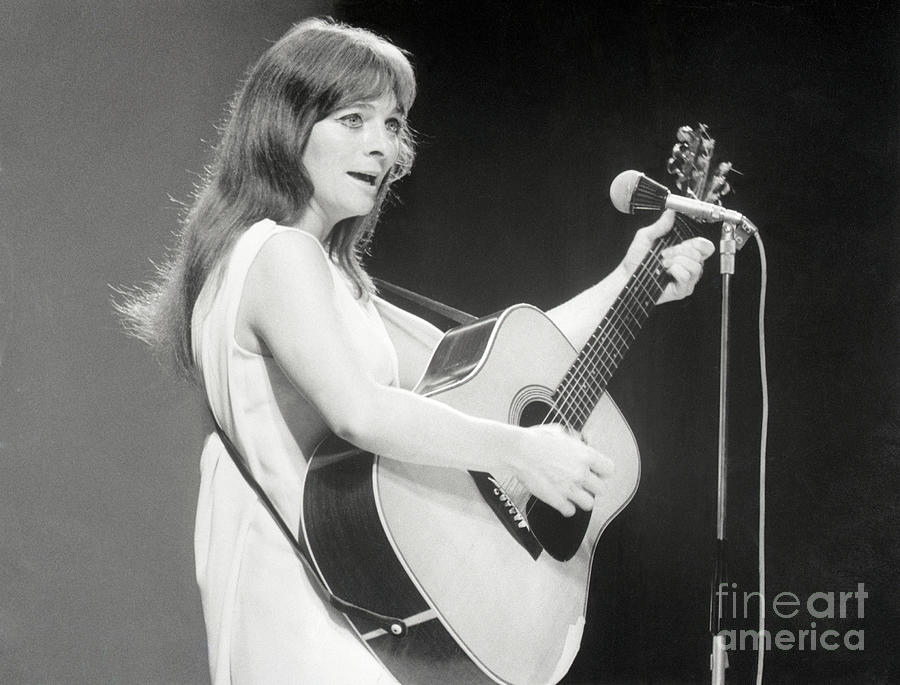 Judy Collins Singing On Stage Photograph by Bettmann