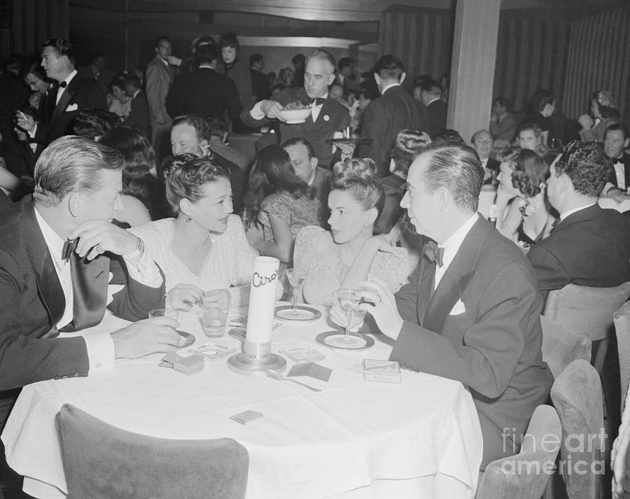 Judy Garland And Husband Entertaining Photograph by Bettmann | Fine Art ...