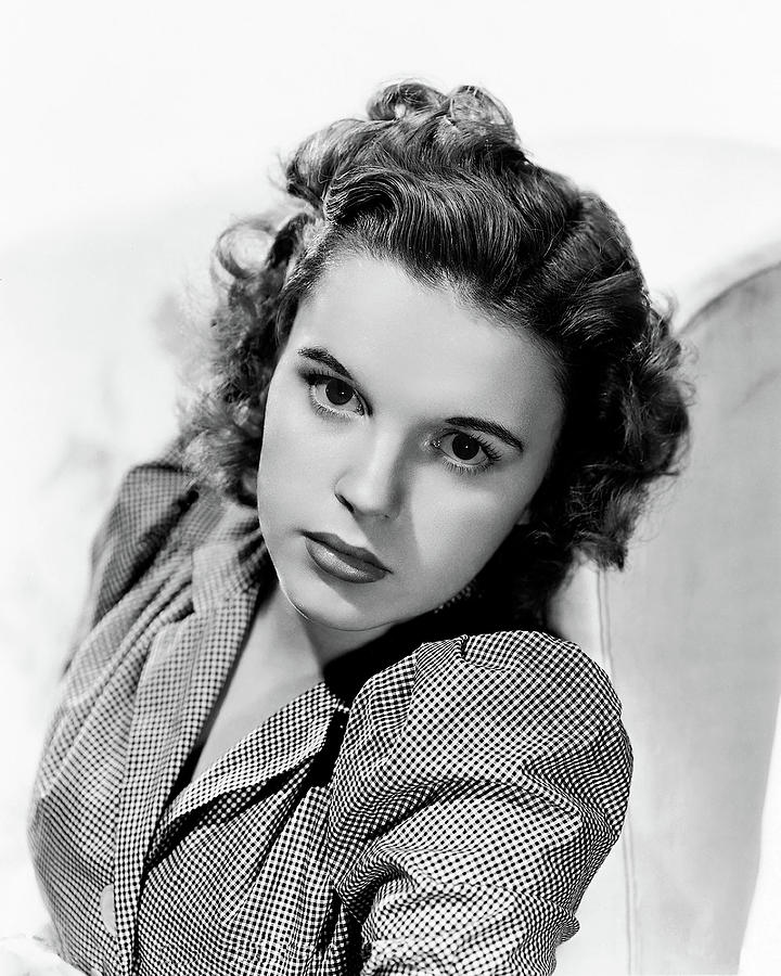 Judy Garland Photograph - Judy Garland Glamour Portrait In The Studio by Globe Photos