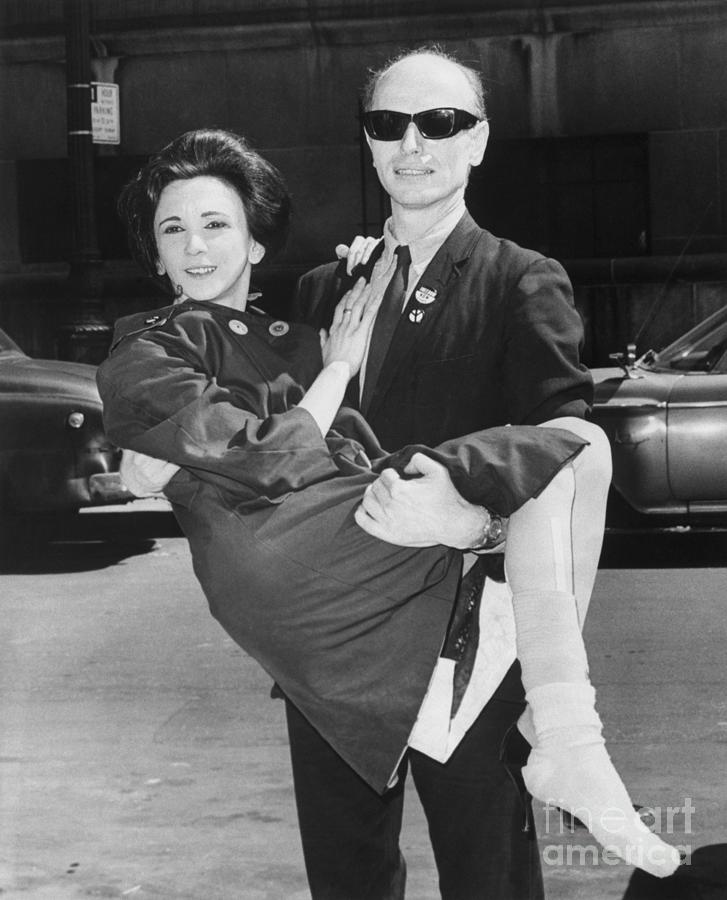 Julian Beck Carrying Wife Into Court Photograph by Bettmann